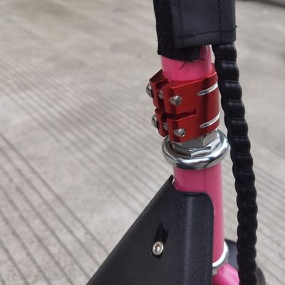 8-calowy skuter elektryczny z koszykiem i siedzeniem Maksymalna prędkość 15 km/h Zakres na ładowanie 8-10 km