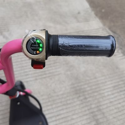 8-calowy skuter elektryczny z koszykiem i siedzeniem Maksymalna prędkość 15 km/h Zakres na ładowanie 8-10 km